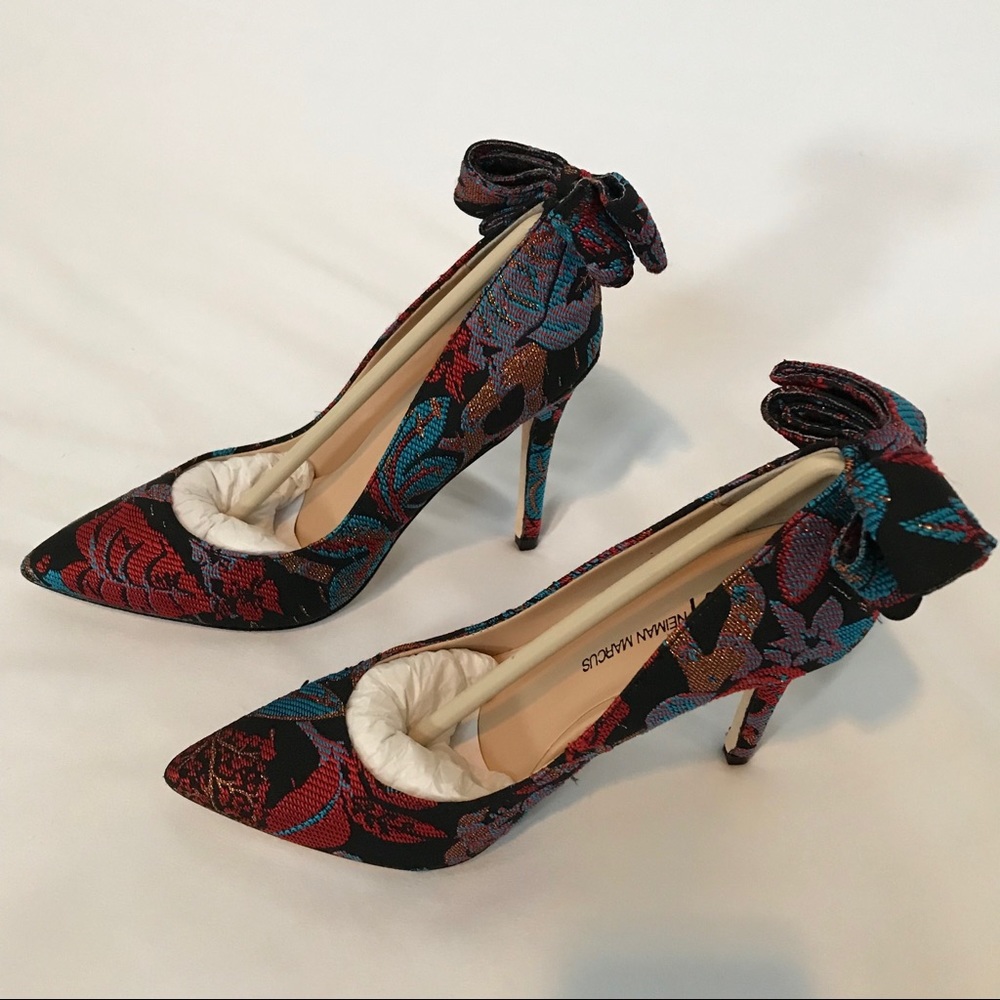 NEIMAN MARCUS VERITY BOW PUMP EMBROIDERED 5.5